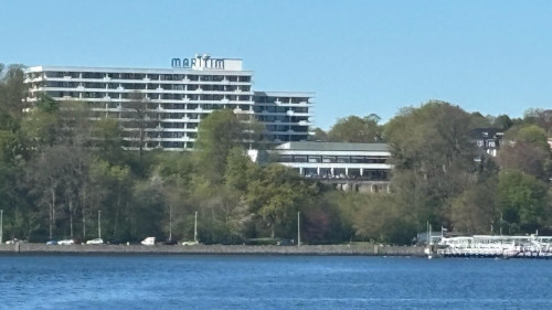 Blick über die Kieler Förde auf das Hotel Maritim
